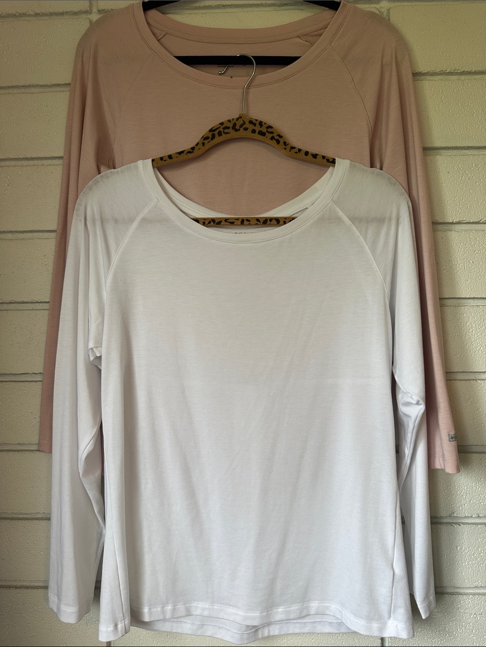 Columbia Long-Sleeve Scoop Neck Top - White and pink lot